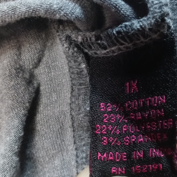 Cute gray top - Picture 3 of 4